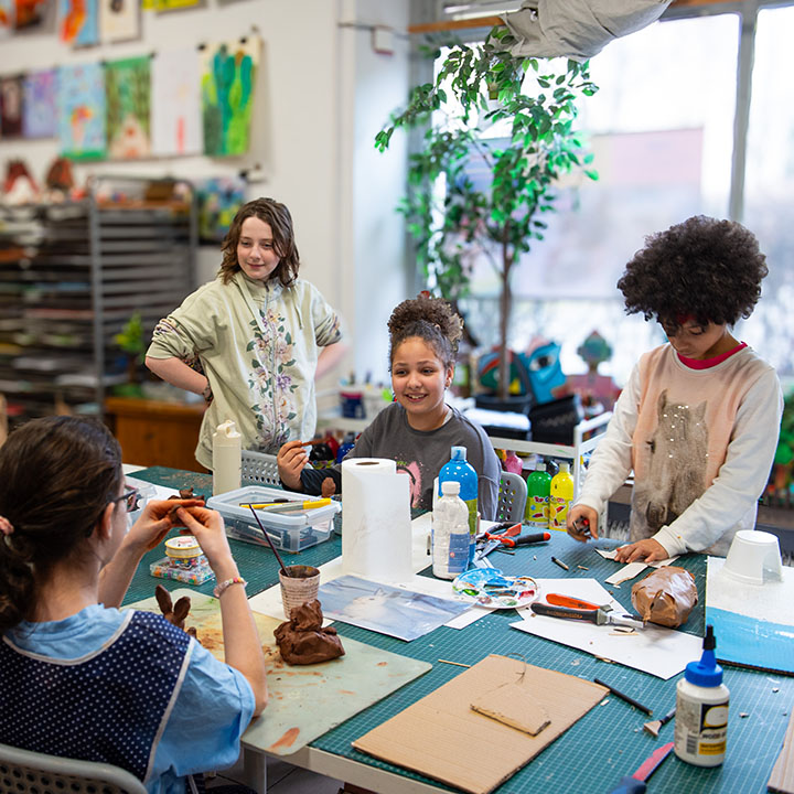 Plakat 1 Ulubiona postać z gliny i jej dom w Wakacje 2026