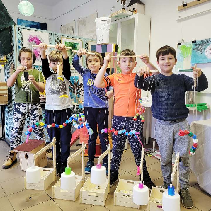 dzieci prezentuja prace na feriach zimowych