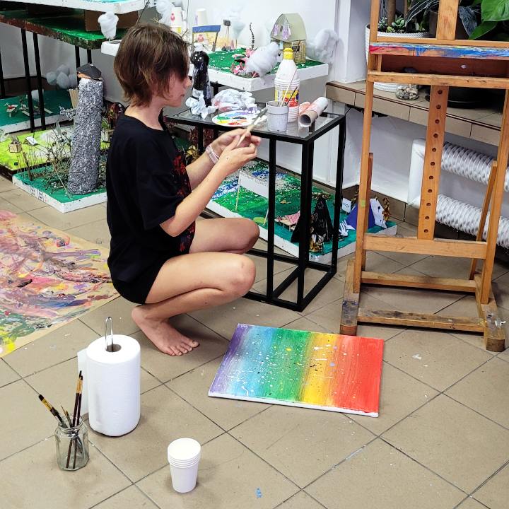 dziewczynka maluje obraz abstrakcyjny na kursie malarstwa