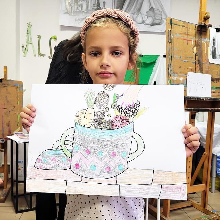 Dziewczynka namalowała obraz na wakacyjnych zajeciach plastycznych 2023