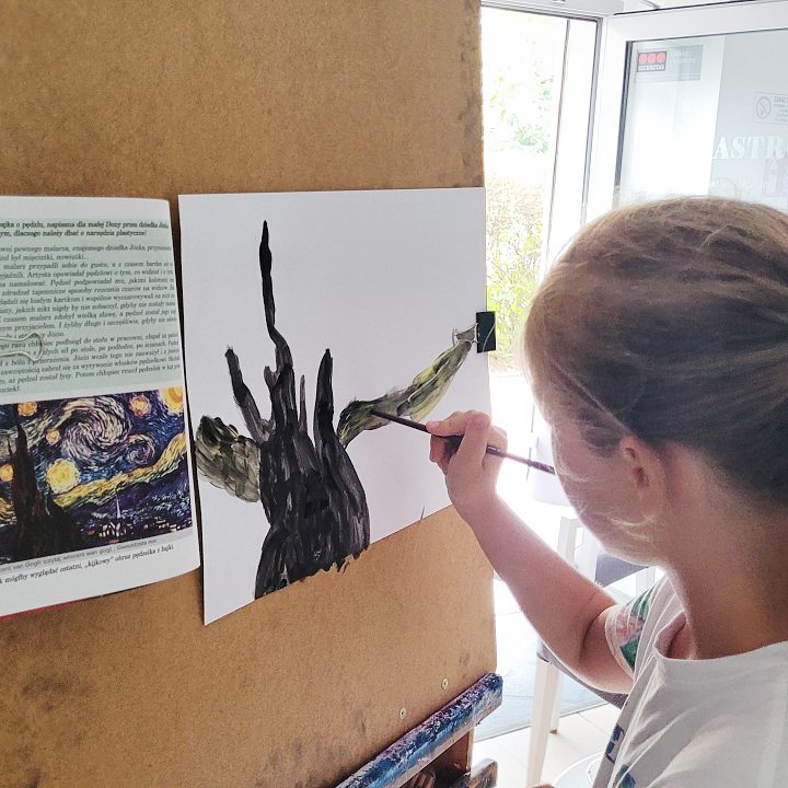 Dziewczynka maluje obraz na wakacyjnych zajeciach plastycznych 2023