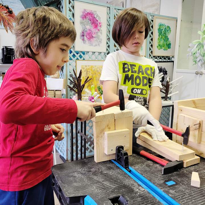 Dzieci konstruują na warsztatach inżynierskich dla dzieci