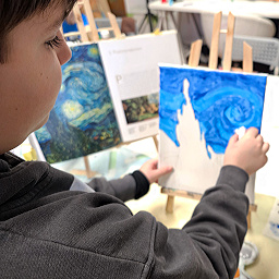 dziecko maluje na warsztatach plastycznych w Katowicach