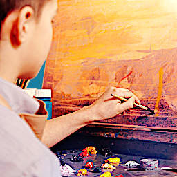 nastolatek maluje na zajęciach plastycznych dla młodzieży w Katowicach